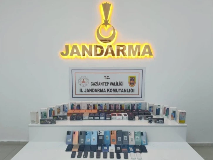 1 milyon lira değerinde kaçak telefon ve saat ele geçirildi