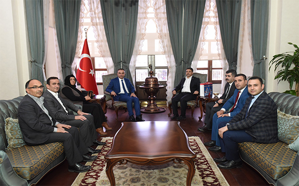 VALİ SOYTÜRK’ÜN ZİYARETÇİLERİ EĞİTİM-BİR-SEN ÜYELERİ OLDU!