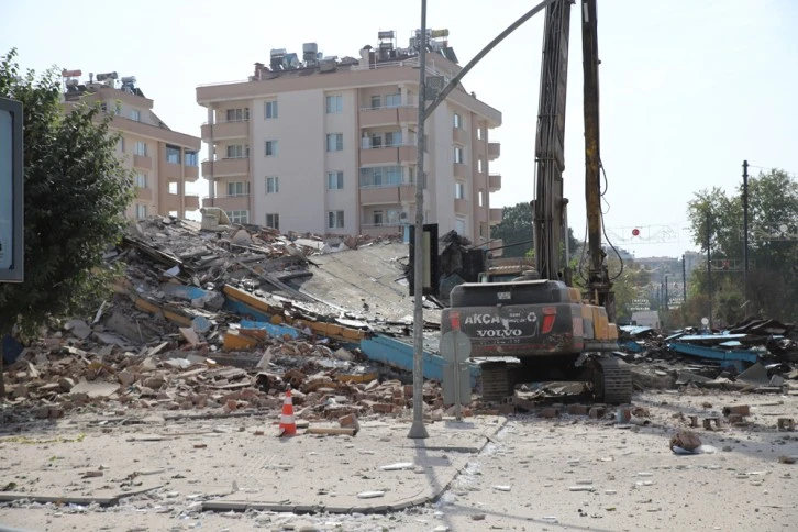 12 katlı bina yıkım sırasında çöktü