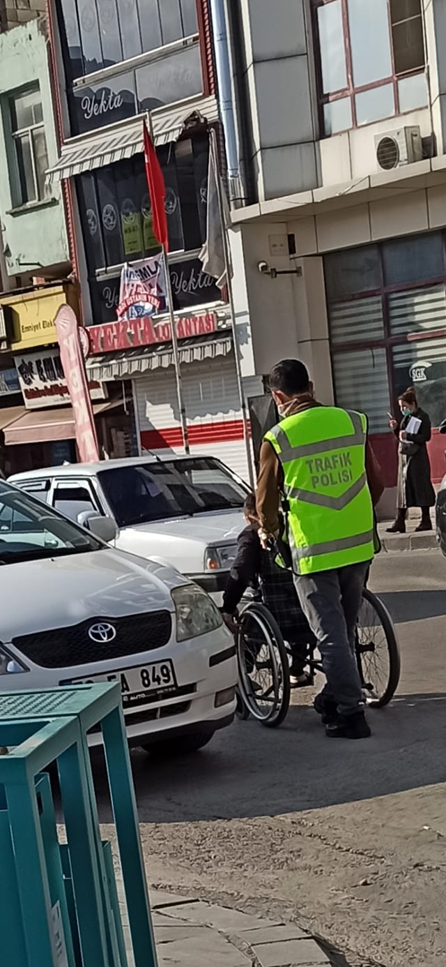 TRAFİK POLİSİNDEN ANLAMLI HAREKET
