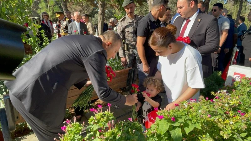 30 ağustos kilis, kilis'te 30 ağustos, çocuğa gül veren adam