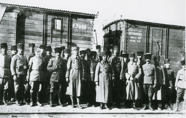 Türk generalleri ve subayları Akşehir tren istasyonunda Mustafa Kemal Paşa'yı beklerken