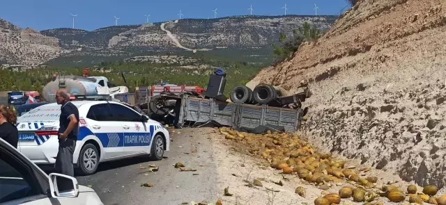 Feci kaza, Tır ile otobüs çarpıştı, 3 ölü, 7 yaralı