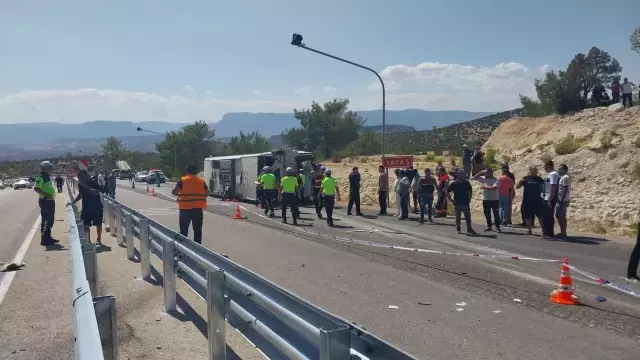 Feci kaza, Tır ile otobüs çarpıştı, 3 ölü, 7 yaralı