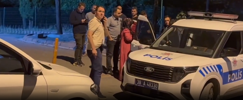 polis ifade alıyor, Kanlı Gece: 12 Yaşındaki Çocuk, Üvey Babasını Öldürdü, bıçaklama