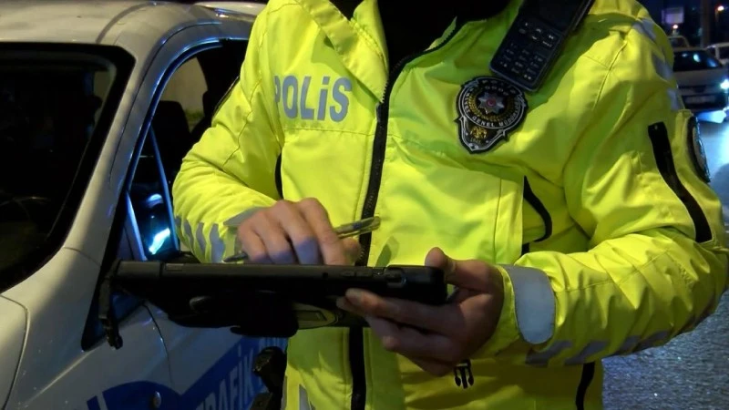 trafik polisi, polis ceza yazıyor, polis