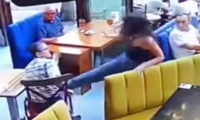 kadın tekmeledi, müşteriyi tekmeledi, kavga