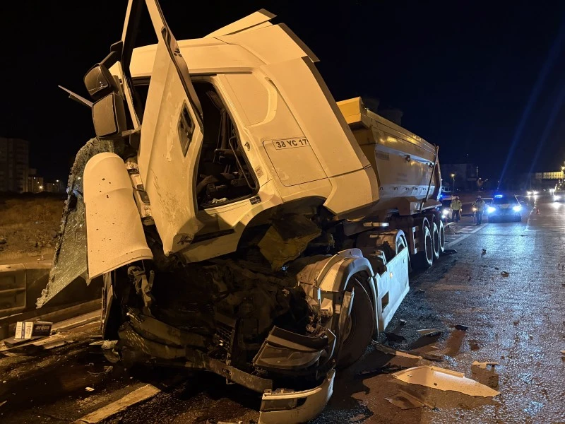 Kontrolden çıkan tır bariyerlere saplandı!!, kilis kent haber, asayiş