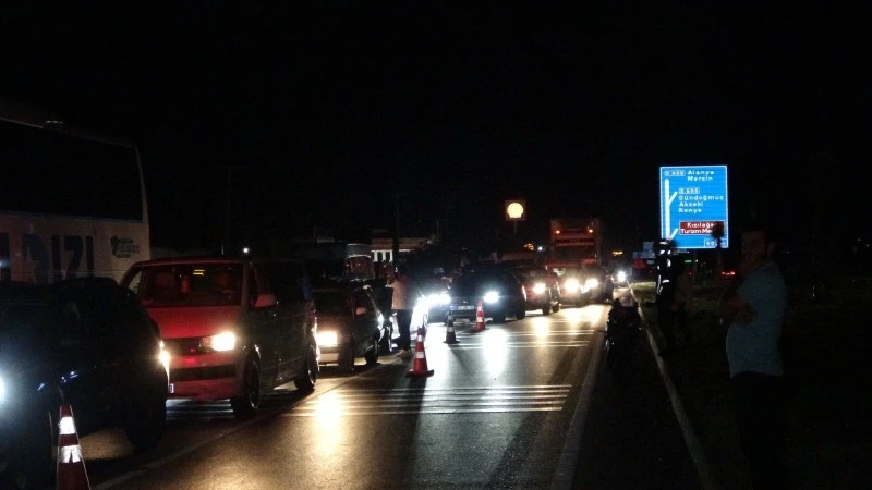 Kırmızı ışıkta zincirleme kaza: Odun yüklü kamyon devrildi, kilis kent haber, asayiş