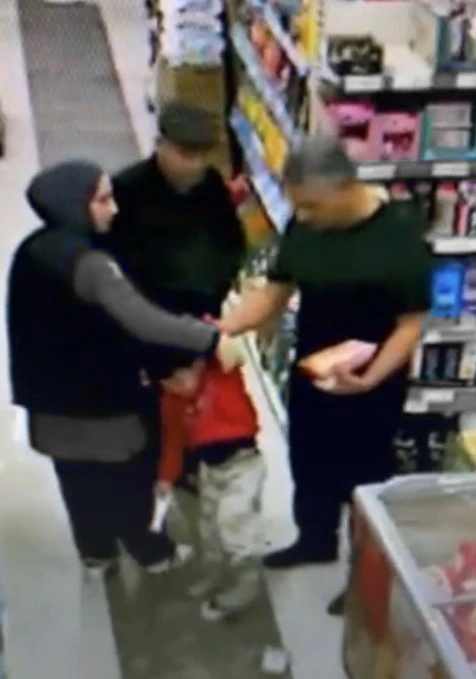 Markette dehşet anları: Küçük çocuğu tekmeleyen şahıs kamerada, kilis kent haber,