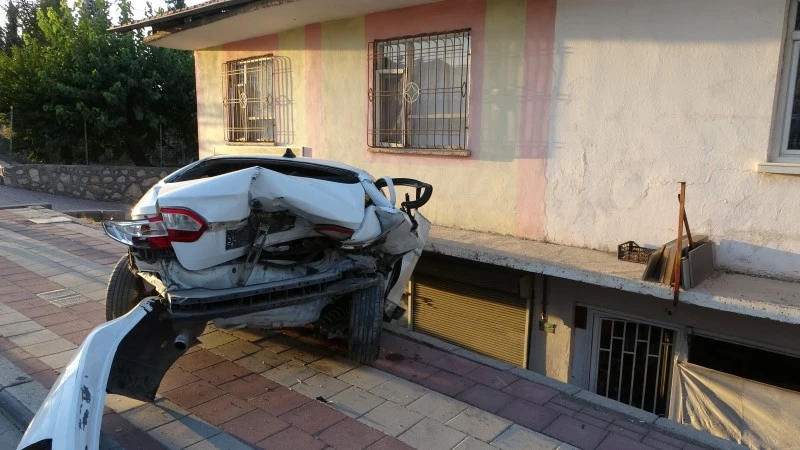 Feci Kaza: Otomobilin Çarptığı Araç Evin Balkonuna Girdi!, kilis kent haber, asayiş