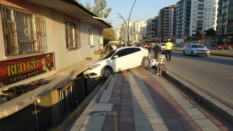 Feci Kaza: Otomobilin Çarptığı Araç Evin Balkonuna Girdi!, kilis kent haber, asayiş