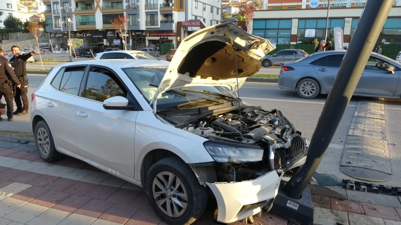 Feci Kaza: Otomobilin Çarptığı Araç Evin Balkonuna Girdi!, kilis kent haber, asayiş
