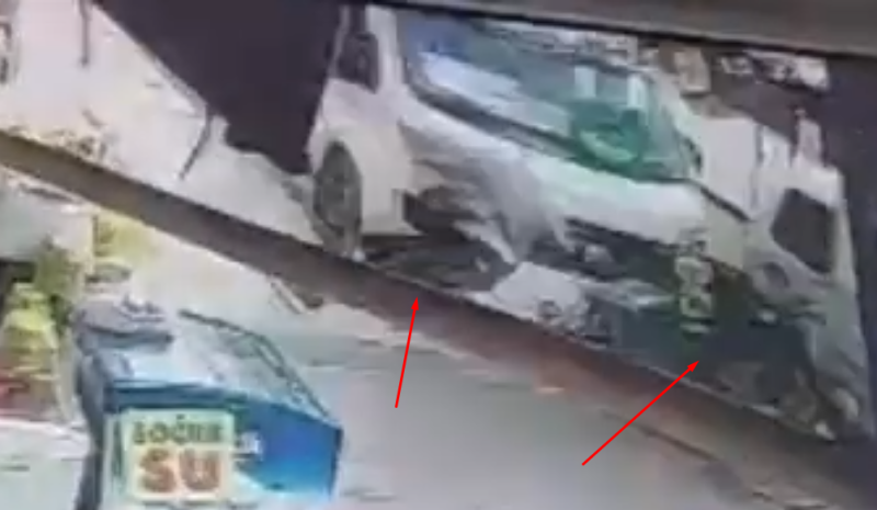 Kontrolden çıkan minibüs 2 kişiye çarptı: Kaza anı kamerada, kilis kent haber, asayiş