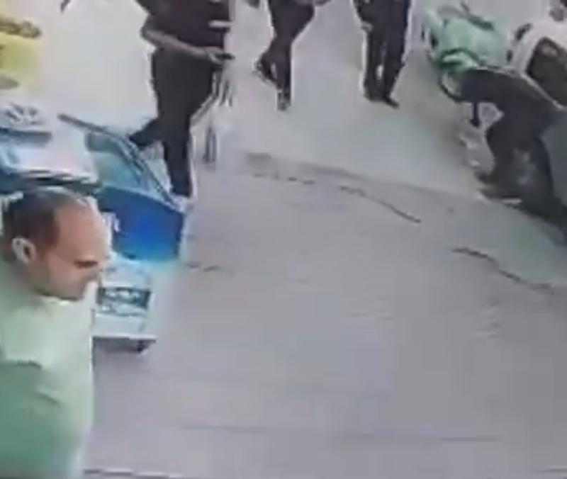 Kontrolden çıkan minibüs 2 kişiye çarptı: Kaza anı kamerada, kilis kent haber, asayiş