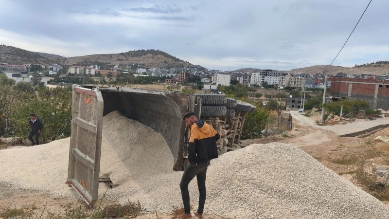 Mucur yüklü kamyon minibüsün üzerine devrildi, kilis kent haber , asayiş
