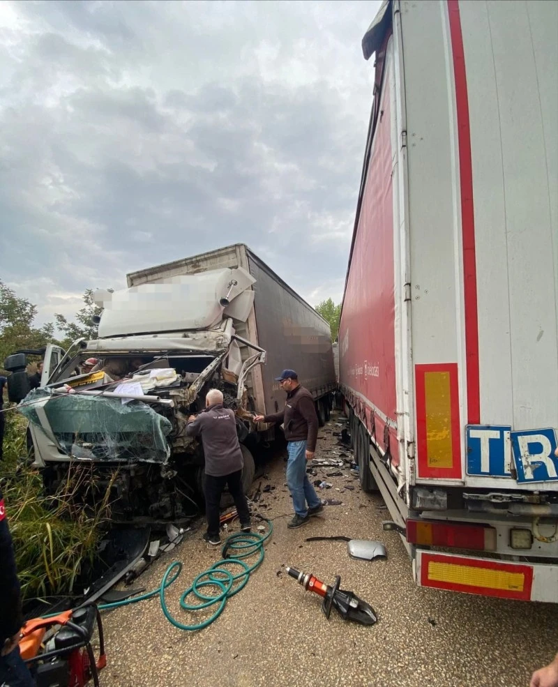 Kamyonlar Kafa Kafaya Çarpıştı: 1 Sürücü Yaralı, kilis kent haber