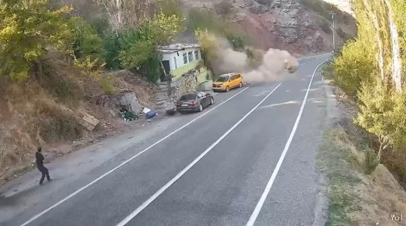 Dağdan kopan dev kaya parçası faciayı teğet geçti: O anlar kamerada, kilis kent haber