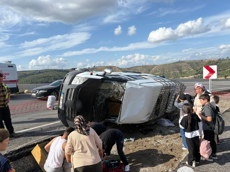 Yolcu minibüsü şarampole devrildi: 13 kişi yaralandı, kilis kent haber