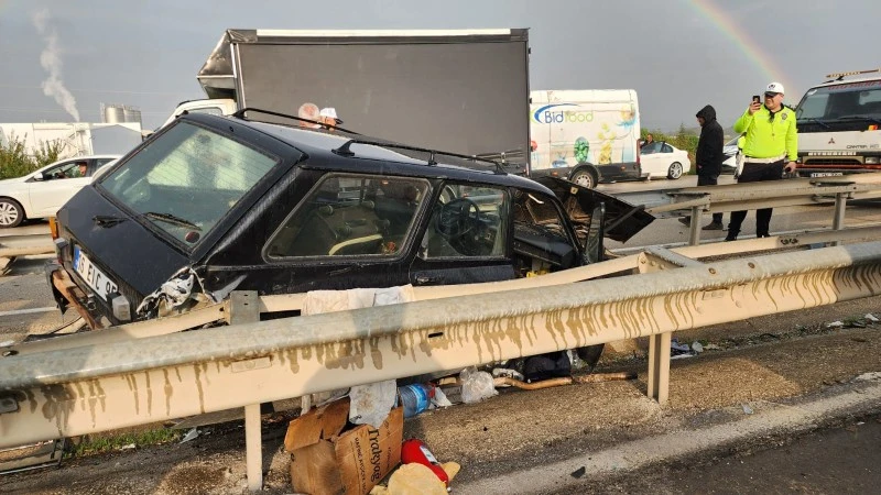 Direksiyon Hâkimiyetini Kaybetti, Araç Bariyerleri Parçaladı: 4 Yaralı, kilis kent haber, asayiş
