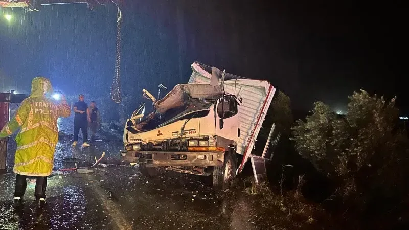 Feci Kaza: Kontrolden Çıkan Kamyonet Karşı Şeride Geçti, 2 Ölü 3 Yaralı, kilis kent haber