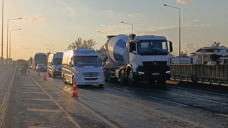 Kamyon tıra çarptı: Trafik kilitlendi ,kilis kent haber, asayiş