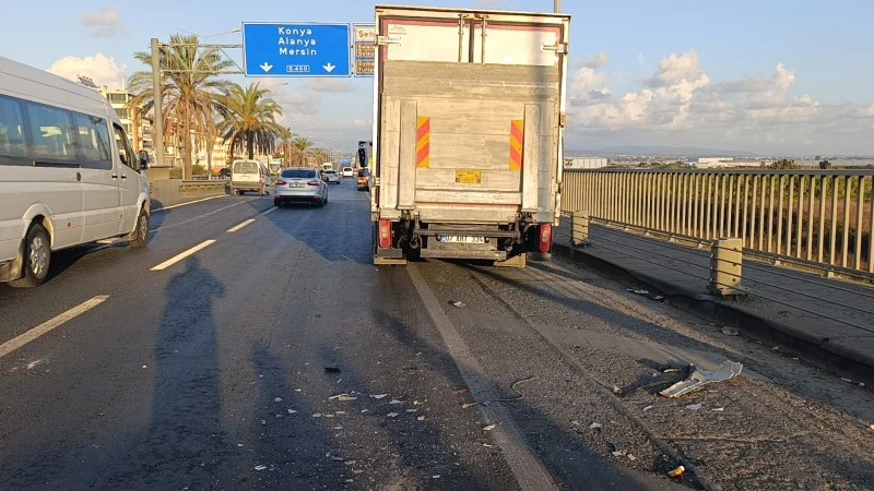 Kamyon tıra çarptı: Trafik kilitlendi ,kilis kent haber, asayiş