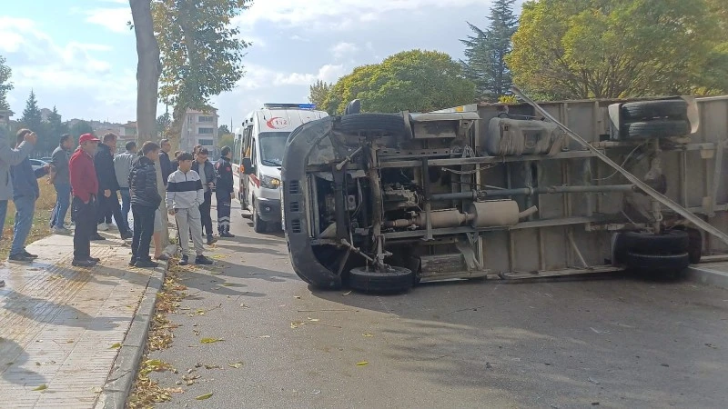 kamyonet ile otomobil çarpıştı: 1’i çocuk 5 kişi yaralandı, kilis kent haber, asayiş
