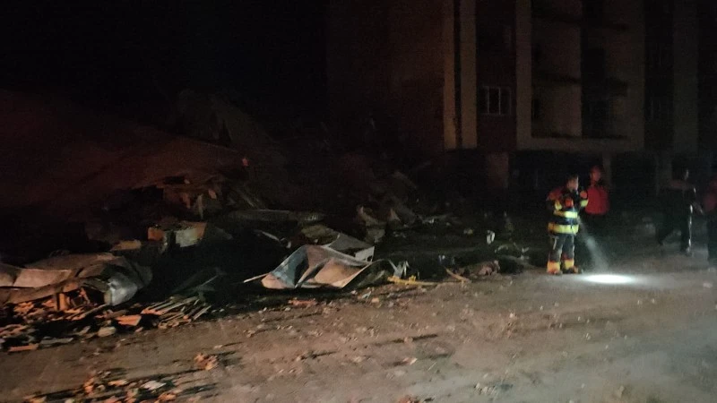 Balıkesir'de Depremde Hasarlı Bina Yıkıldı, kilis kent haber