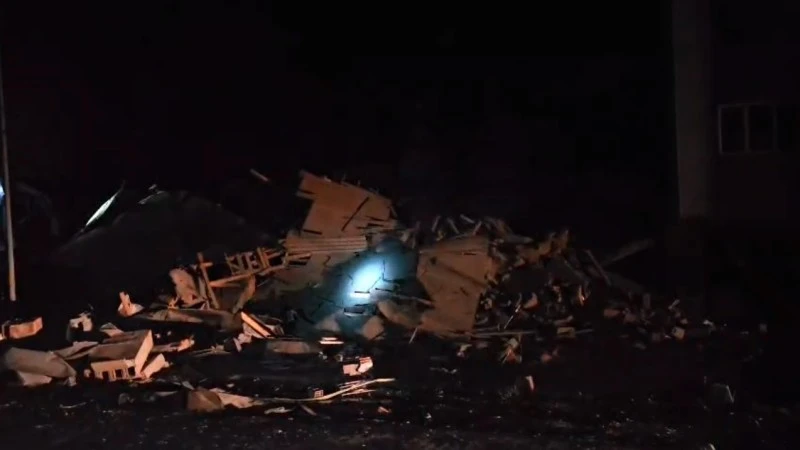 Balıkesir'de Depremde Hasarlı Bina Yıkıldı, kilis kent haber