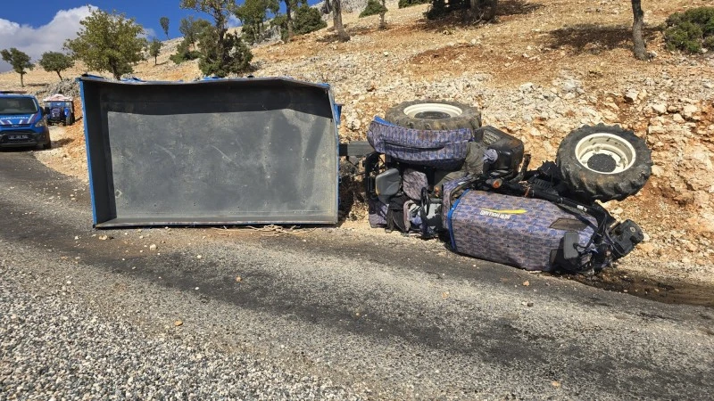 Kontrolden çıkan traktör devrildi: Sürücü ve yolcusu yaralandı, kilis kent haber