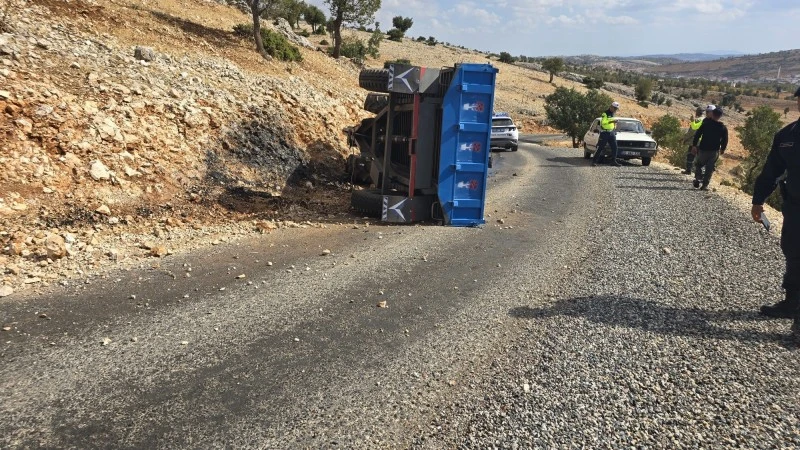 Kontrolden çıkan traktör devrildi: Sürücü ve yolcusu yaralandı, kilis kent haber