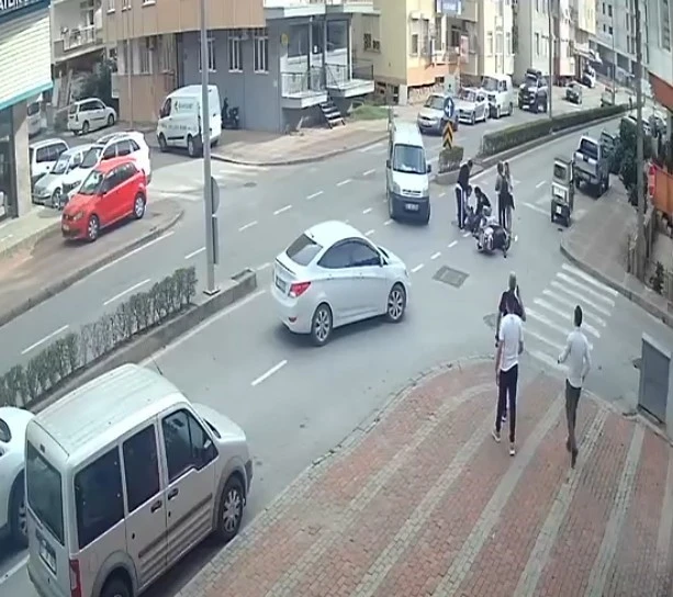 Motosiklet, hafif ticari araca çarpmamak için devrildi: 2 yaralı, kilis kent haber, asayiş