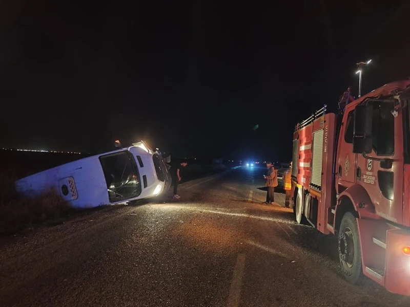 Minibüs tarlaya devrildi: 3 yaralı, KİLİS KENT HABER