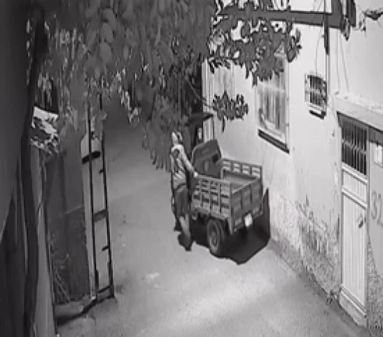 Kapüşonlu şüpheli park halindeki mopedi çaldı: Anlar kamerada, kilis kent haber