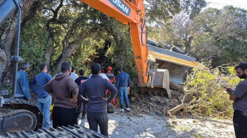 Hafriyat kamyonu şarampole devrildi: Sürücü kurtarıldı, kilis kent haber, asayiş