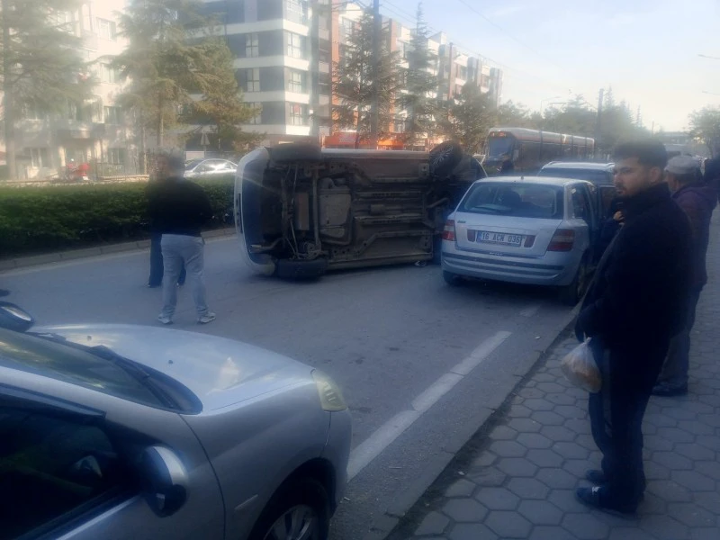 Park halindeki araçlara çarpan otomobil yan yattı: 1 yaralı, kilis kent haber, asayiş