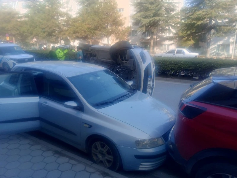 Park halindeki araçlara çarpan otomobil yan yattı: 1 yaralı, kilis kent haber, asayiş