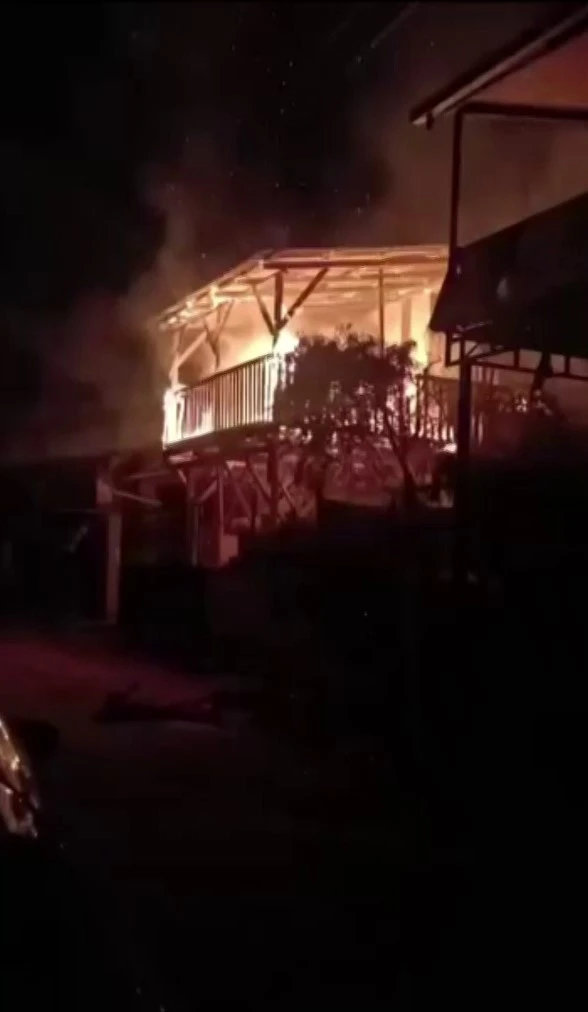 3 katlı ev alevlere teslim oldu: Aile canını zor kurtardı, kilis kent haber, yangın