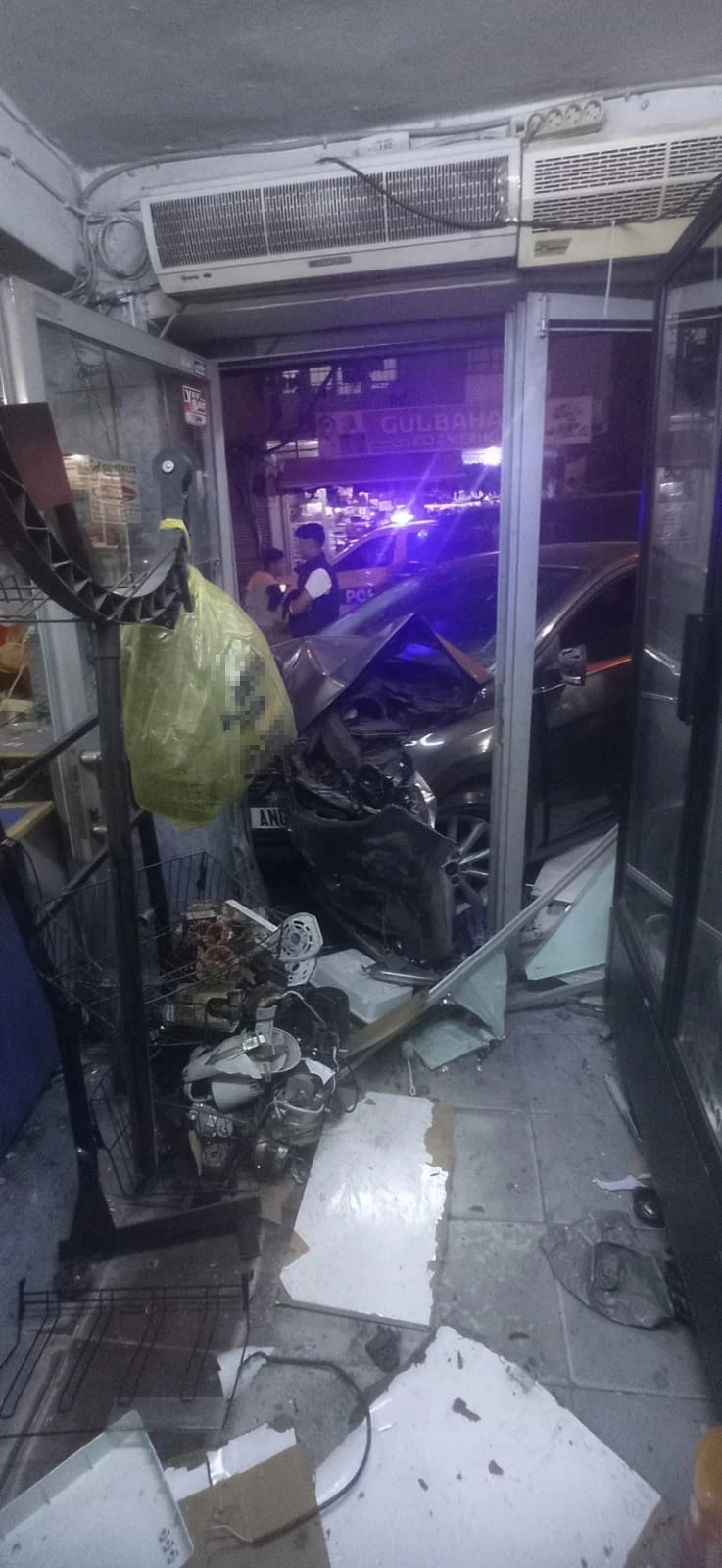 Otomobil markete daldı vatandaş kıl payı kurtuldu!, kilis kent haber, asayiş