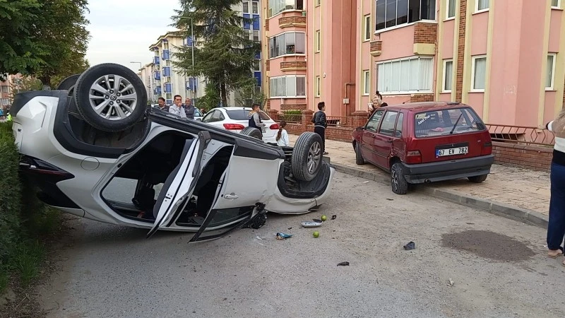 Park halindeki araca çarpan otomobil ters döndü: 3 yaralı, kilis kent haber, asayiş