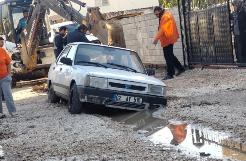 Altyapı çökmesi: otomobil çukura saplandı, kilis kent haber, asayiş