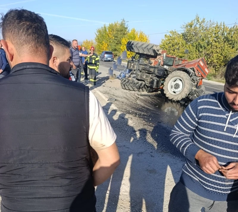 Otomobil traktöre çarptı: Traktör ikiye bölündü, kilis kent haber, asayiş
