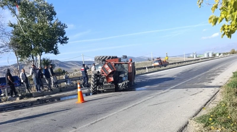 Otomobil traktöre çarptı: Traktör ikiye bölündü, kilis kent haber, asayiş