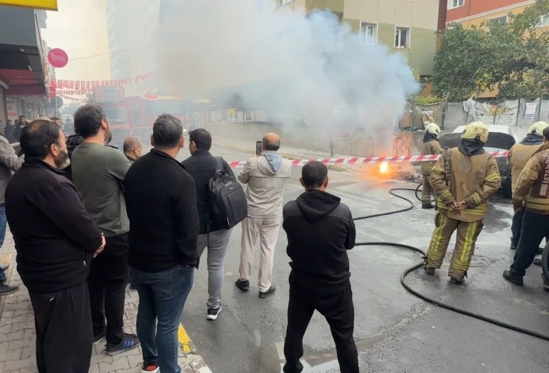 Yer altı kabloları patladı: Park halindeki otomobil yandı