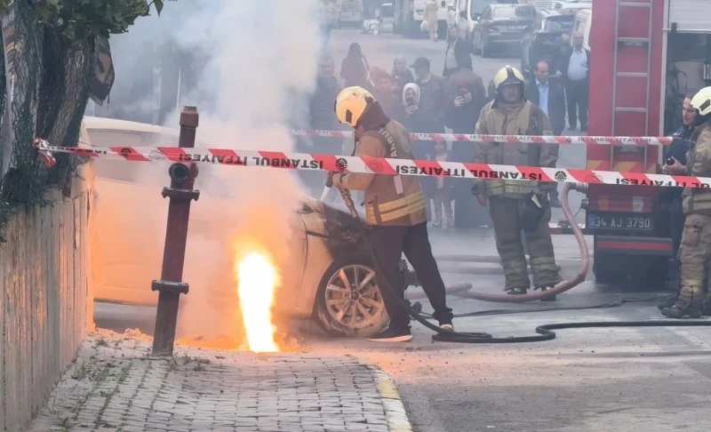 Yer altı kabloları patladı: Park halindeki otomobil yandı