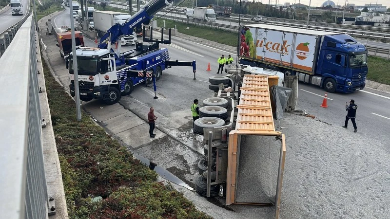 TEM Otoyolu'nda mıcır yüklü kamyon devrildi: 1 yaralı, kilis kent haber, asayiş