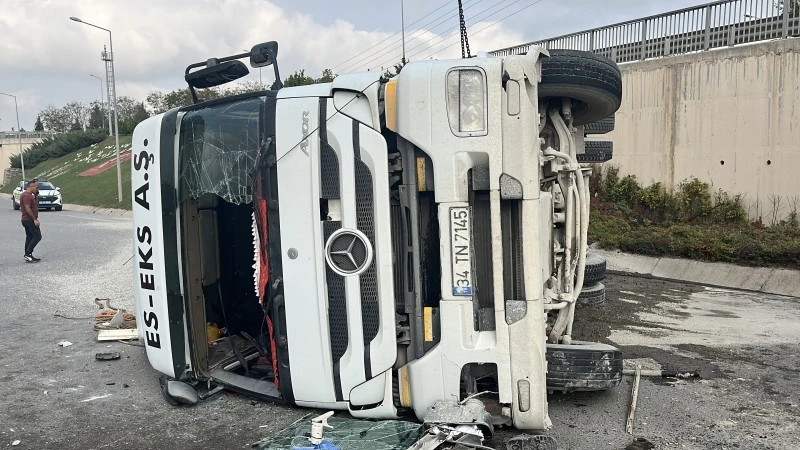 TEM Otoyolu'nda mıcır yüklü kamyon devrildi: 1 yaralı, kilis kent haber, asayiş