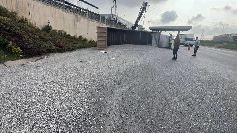 TEM Otoyolu'nda mıcır yüklü kamyon devrildi: 1 yaralı, kilis kent haber, asayiş