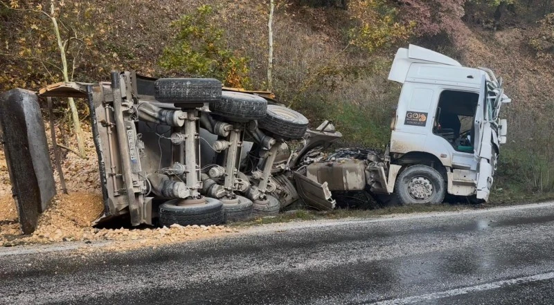 50 metre arayla iki kaza: Aynı aileden 3 yaralı, kilis kent haber, asayiş